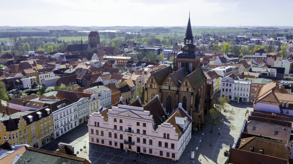 Markt Güstrow mit Rathaus und Pfarrkirche